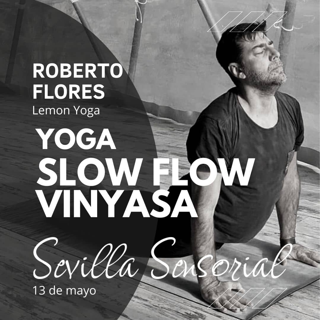 Profesor Sevilla Sensorial Yoga Roberto Flores practicando Slow Flow Vinyasa Yoga