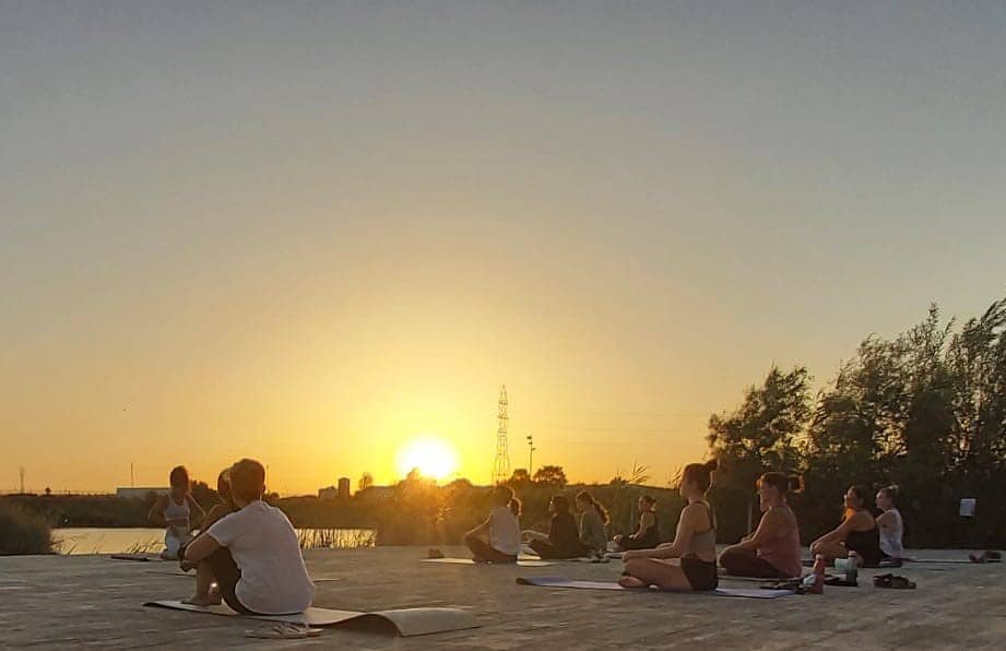 Yoga al atardecer Sevilla Sensorial en Las Graveras